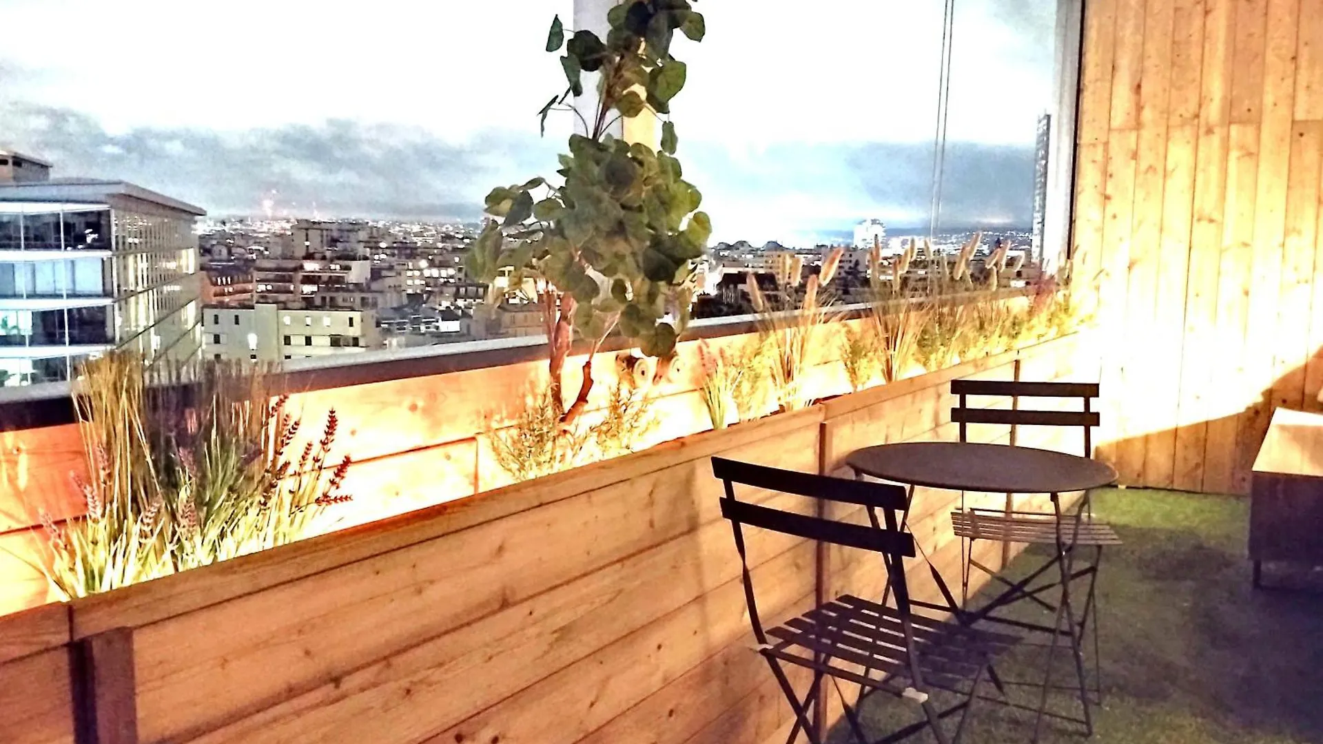 Large Apartment 55 M² ,View & Terrace Paris